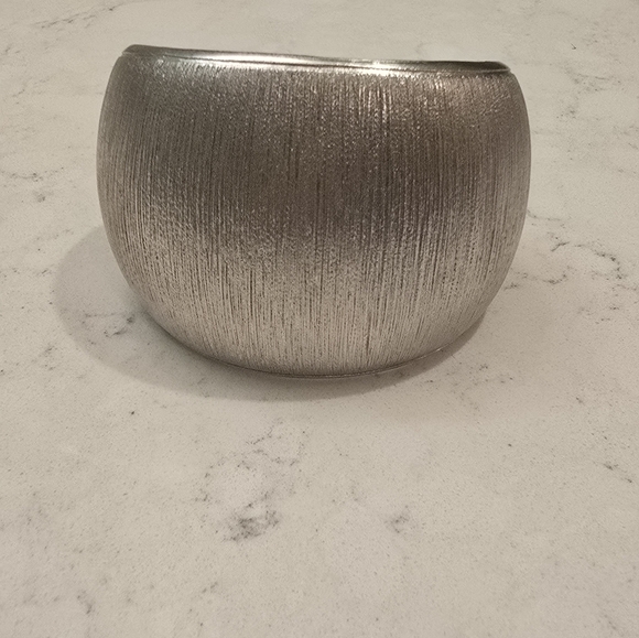A beautiful CHANEL brushed silver cuff! - Picture 1 of 8